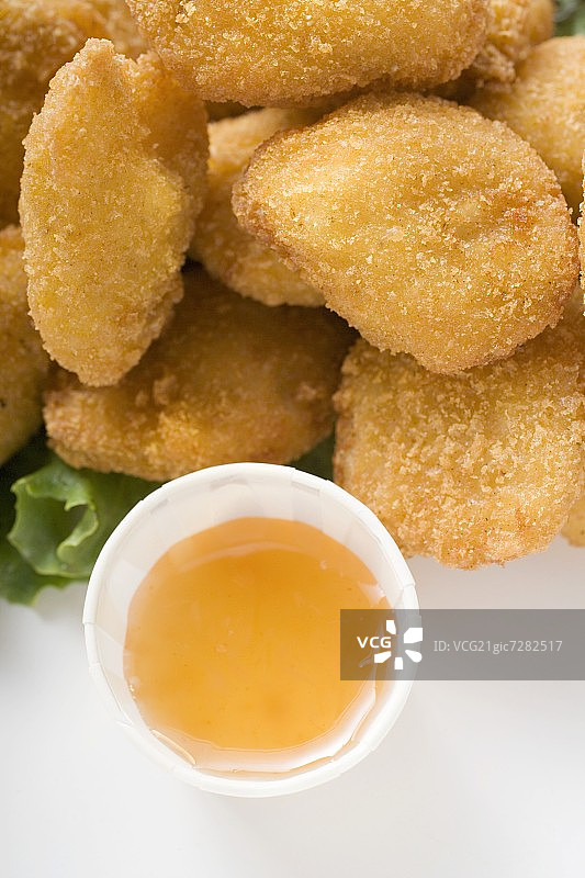 外带的炸鸡块配糖醋酱图片素材