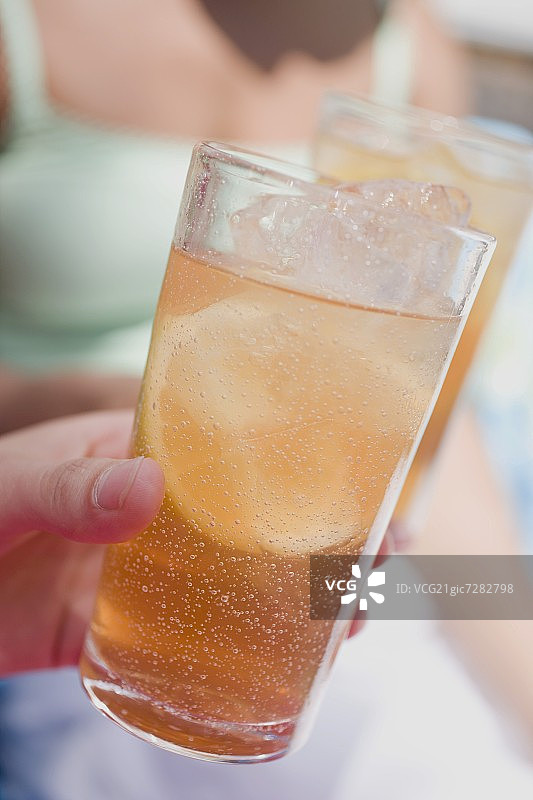 手持两杯冰茶图片素材