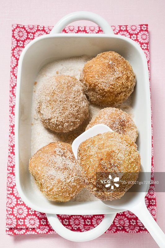 烤盘中带黄油面包屑的夸克饺子图片素材