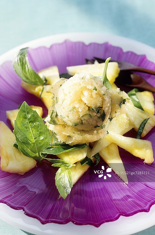 菠萝哈密瓜冰沙鲜果拼盘图片素材