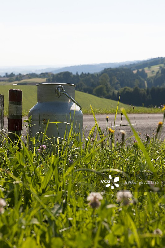 路边田野里的牛奶搅拌器图片素材