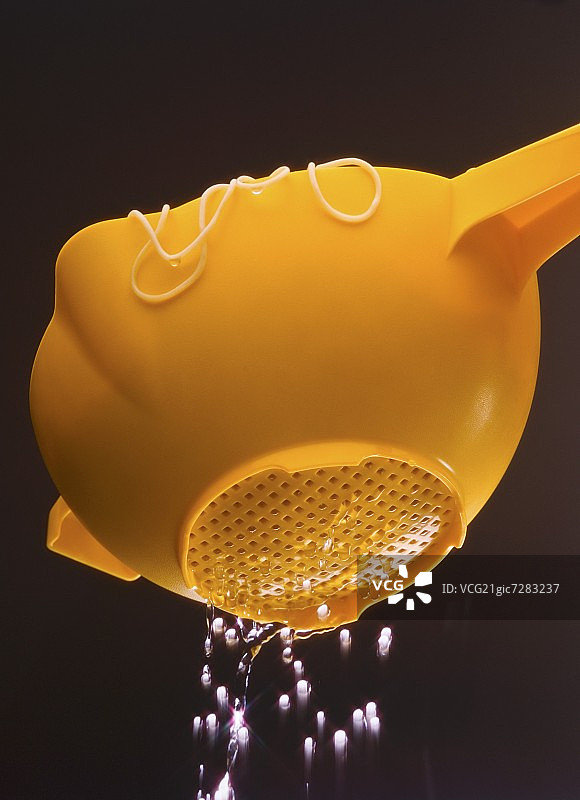 漏勺里沥水的意大利面图片素材