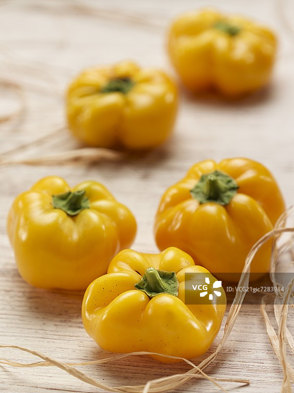 几个黄色辣椒图片素材