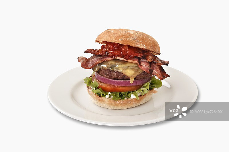 盘装芝麻面包培根芝士汉堡图片素材