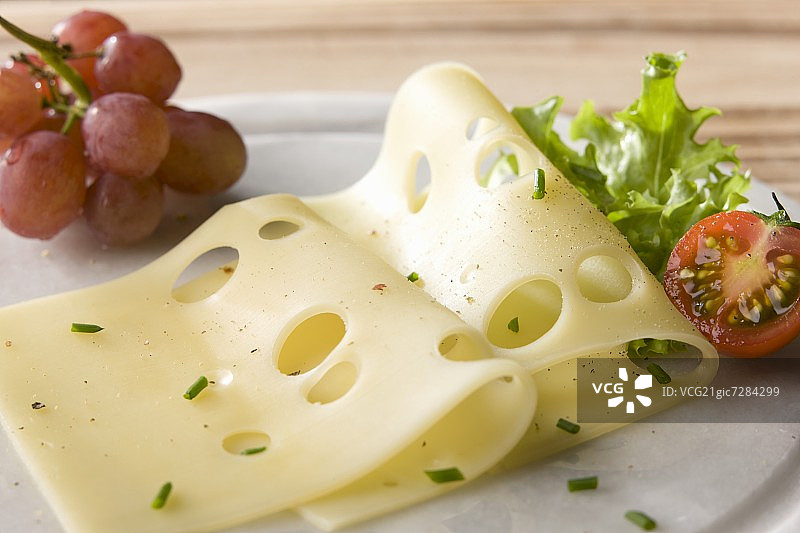 埃蒙塔尔奶酪与细香葱、胡椒、葡萄、生菜和番茄图片素材