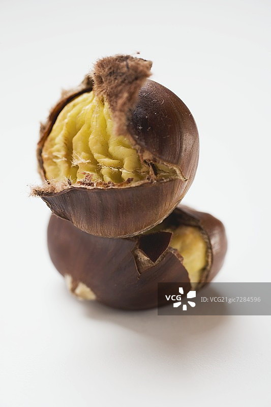 两颗烤栗子图片素材