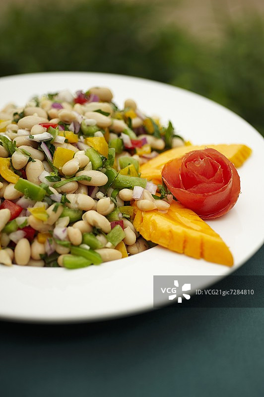 木瓜装饰白豆沙拉碗图片素材
