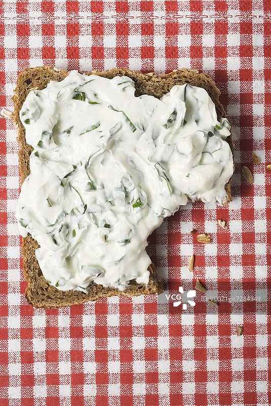 全麦面包上的夸克乳酪和野蒜（俯视）图片素材