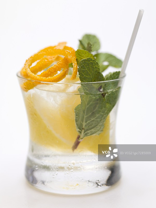 柠檬、薄荷和橙皮调制的伏特加图片素材