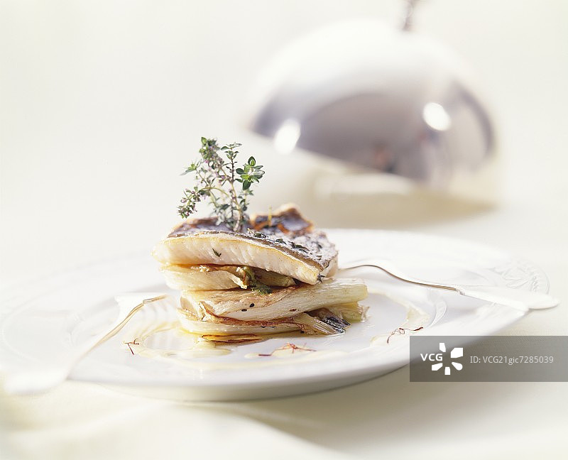 香煎多莉鱼配茴香图片素材