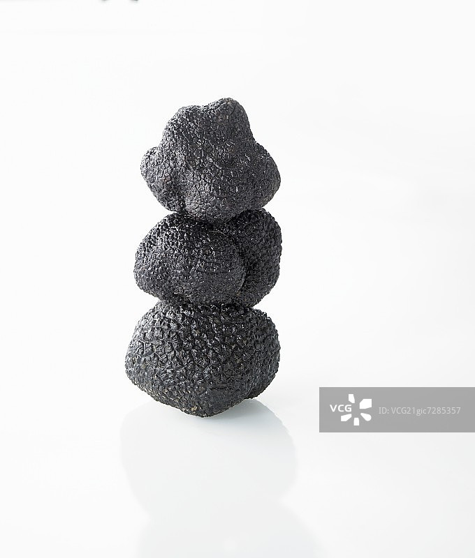 堆叠起来的三个黑松露图片素材