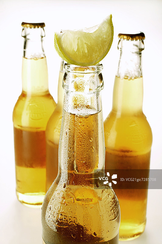 几瓶姜汁艾尔啤酒和柠檬角图片素材