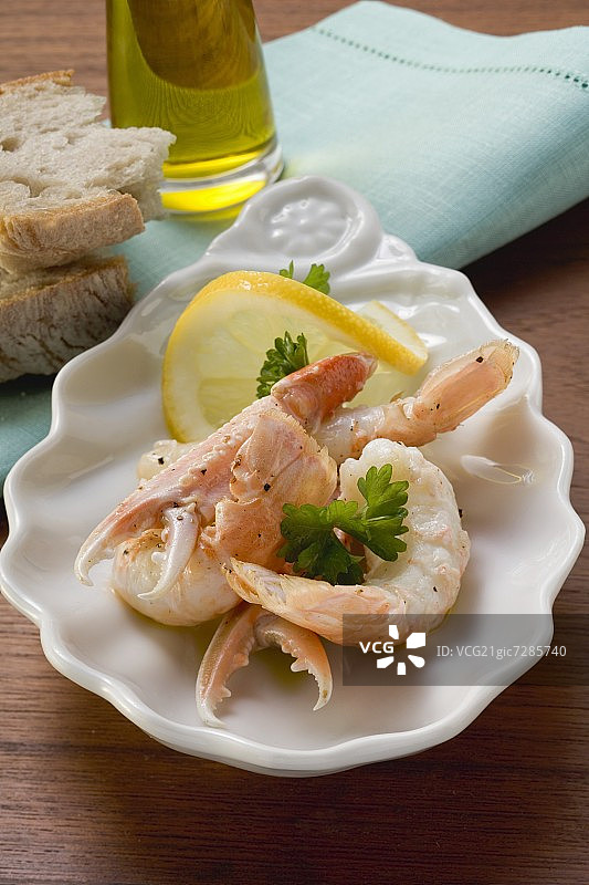 柠檬欧芹虾配面包和橄榄油图片素材