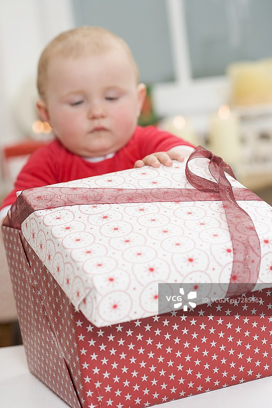 宝宝打开圣诞包裹图片素材
