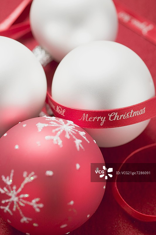 带有红色丝带的红色和白色圣诞球图片素材