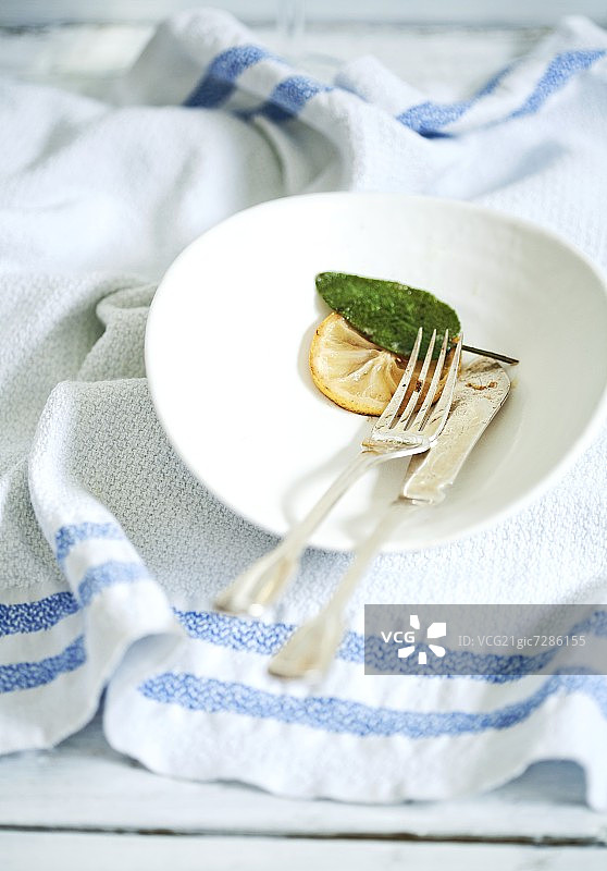 鱼刀叉、柠檬和鼠尾草图片素材