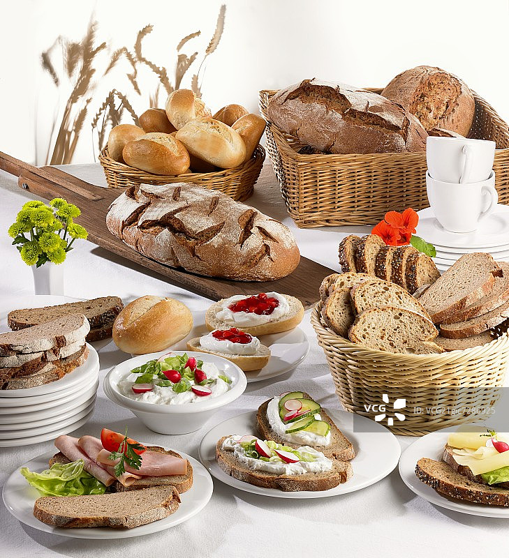 早餐开放式三明治和面包图片素材