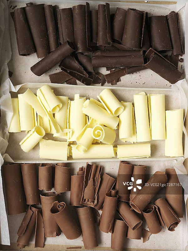 白色和黑巧克力卷图片素材
