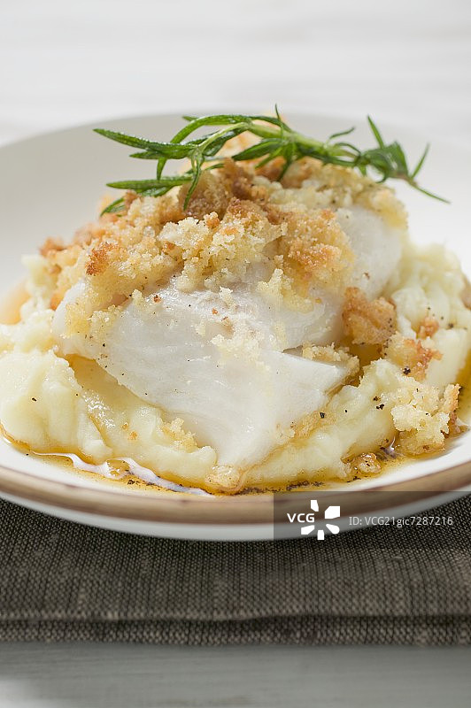 马铃薯泥上的马铃薯皮黑线鳕鱼图片素材