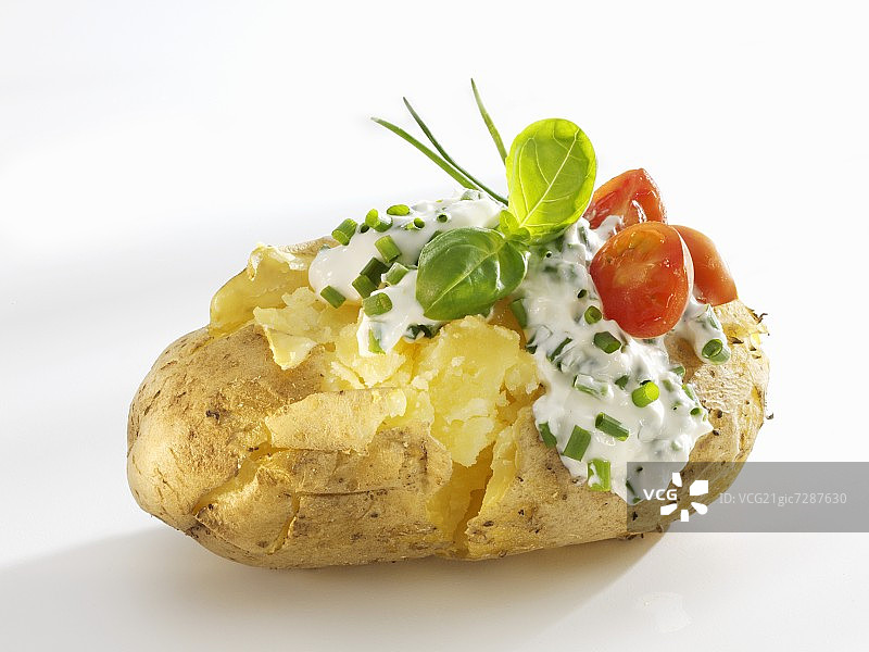 烤土豆配夸克和韭菜图片素材