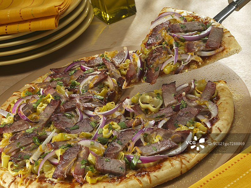 搭配红洋葱和墨西哥胡椒的烤牛胸肉披萨图片素材