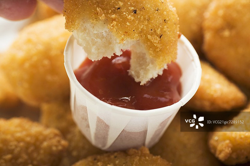 鸡块蘸番茄酱图片素材