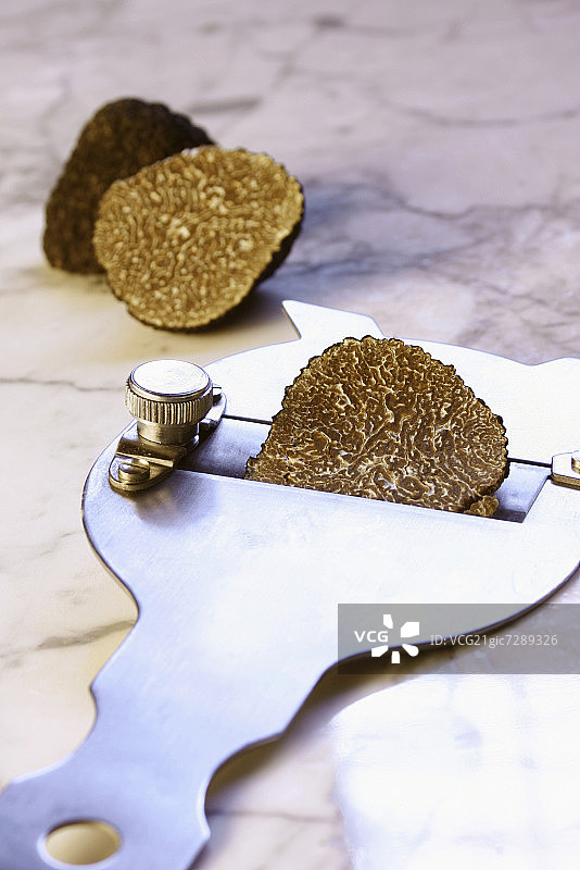 带松露切片器的黑松露图片素材
