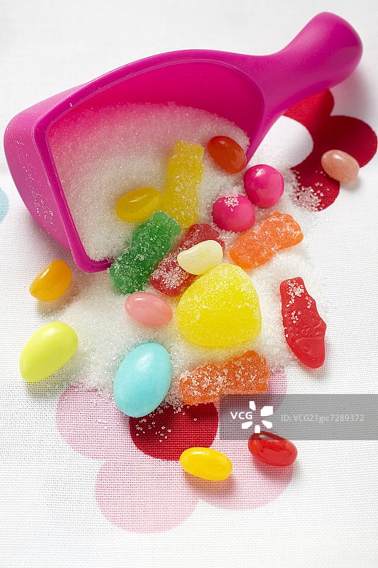 糖果和不开心的塑料勺图片素材