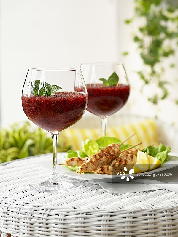 鸡肉沙爹配浆果冰淇淋和薄荷图片素材