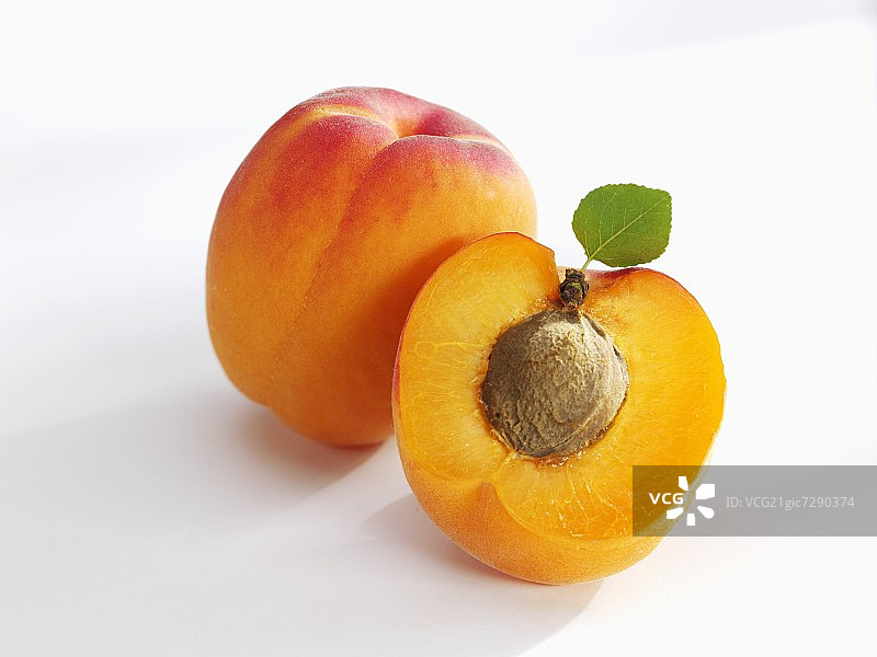 完整和半个杏子图片素材