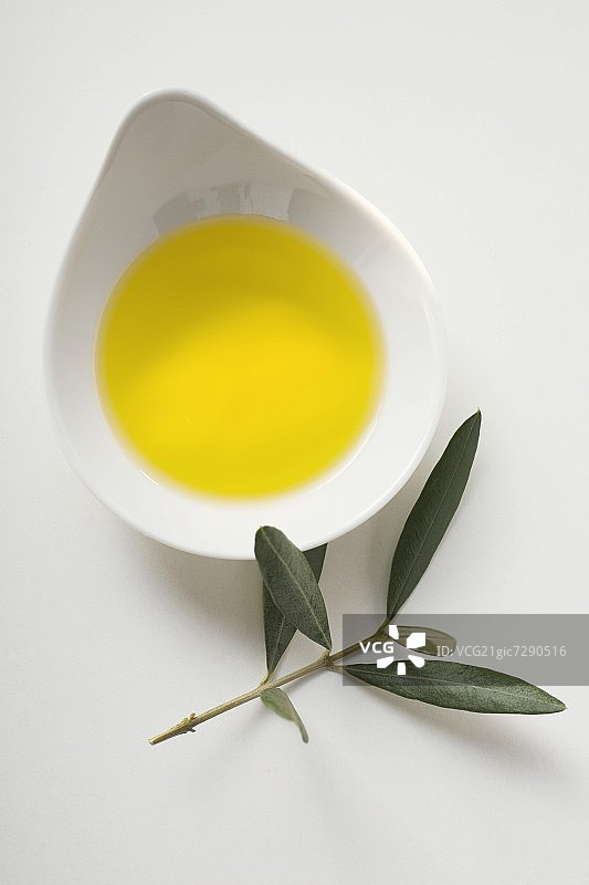 碗装橄榄油与橄榄枝图片素材