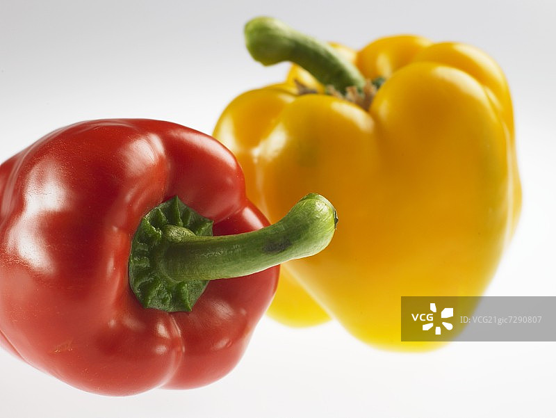 一个红色和一个黄色甜椒图片素材