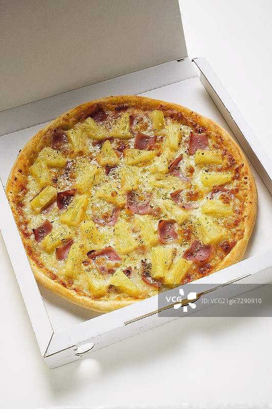 披萨盒里的夏威夷火腿菠萝披萨图片素材