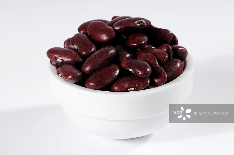 陶瓷碗里的红腰豆图片素材