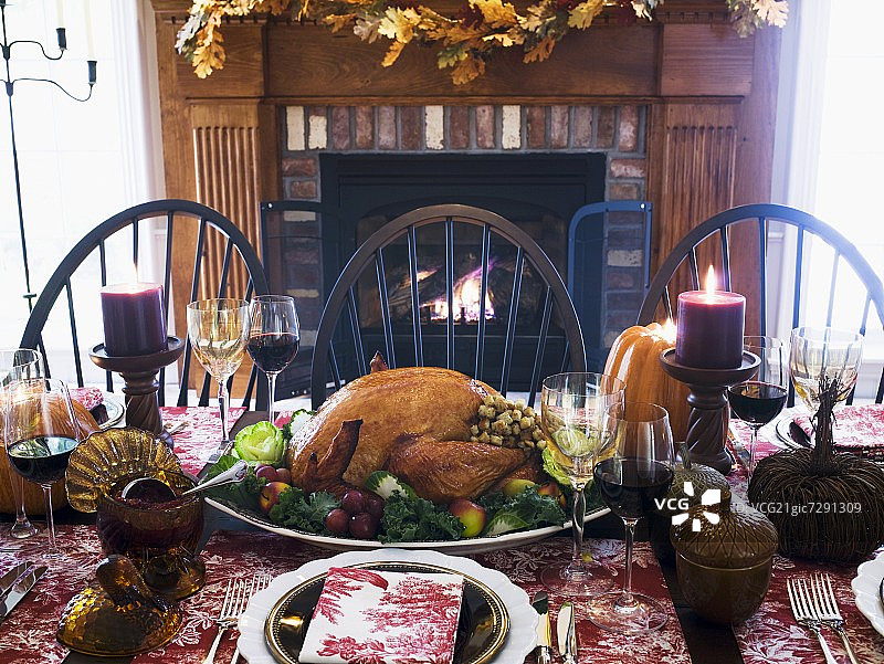 感恩节餐桌上的酿火鸡（美国）图片素材