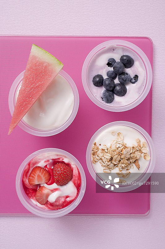 什锦酸奶配浆果、甜瓜和谷物图片素材