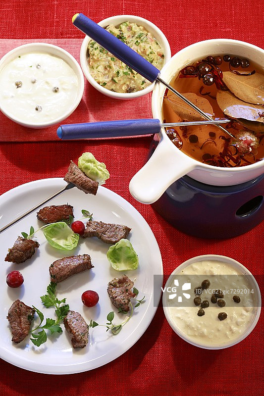 肉类火锅配肉汤和蘸料图片素材