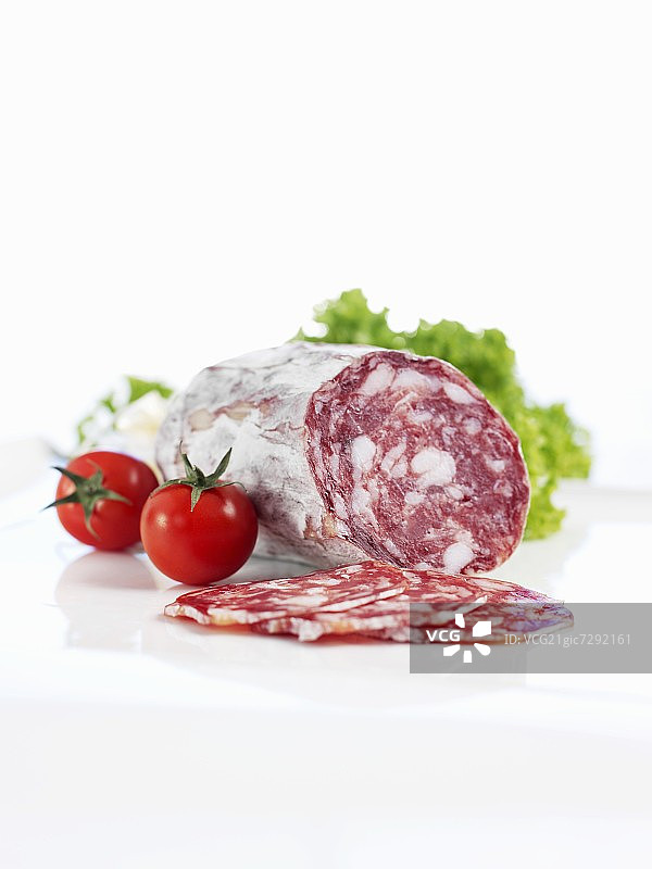 萨拉米香肠、小番茄和绿叶生菜图片素材