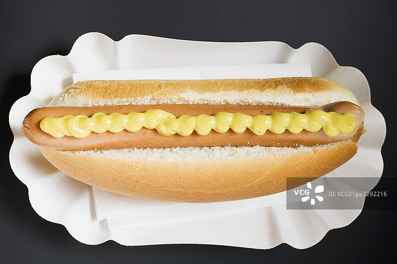 纸盘里的芥末热狗图片素材