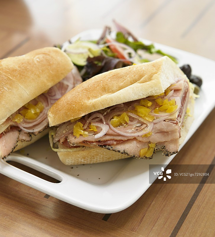 意大利三明治：法棍冷切肉配洋葱和辣椒图片素材