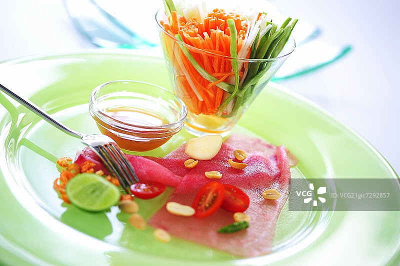 配青木瓜沙拉的金枪鱼たたき图片素材
