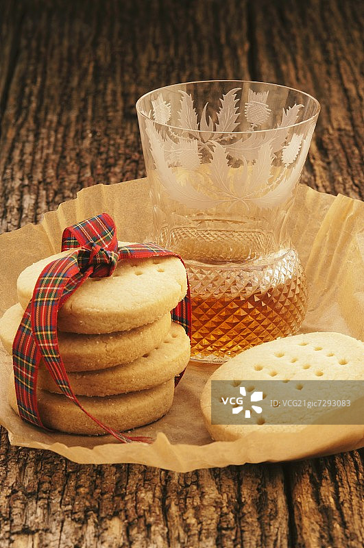 用丝带捆绑的奶油酥饼图片素材