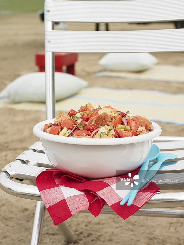 海滩椅上的番茄面包沙拉图片素材