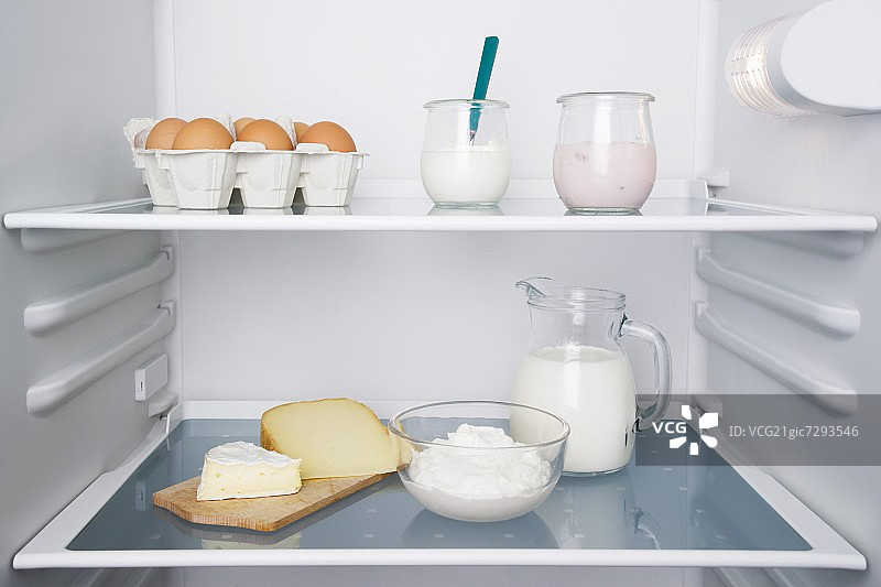 装满乳制品的打开的冰箱图片素材