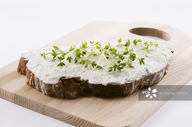 夸克乳酪面包配新鲜水芹菜砧板图片素材