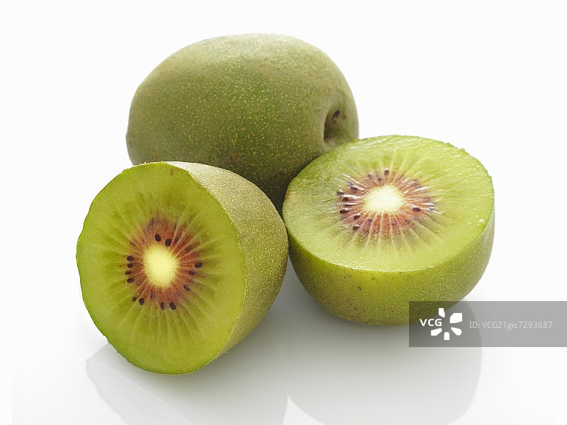 中国猕猴桃，完整和切半图片素材