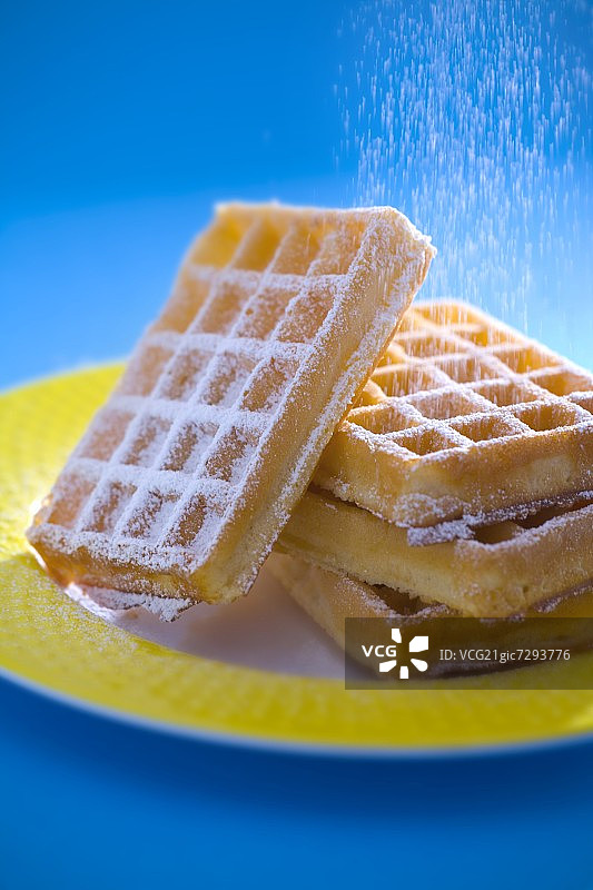 在华夫饼上撒糖粉图片素材