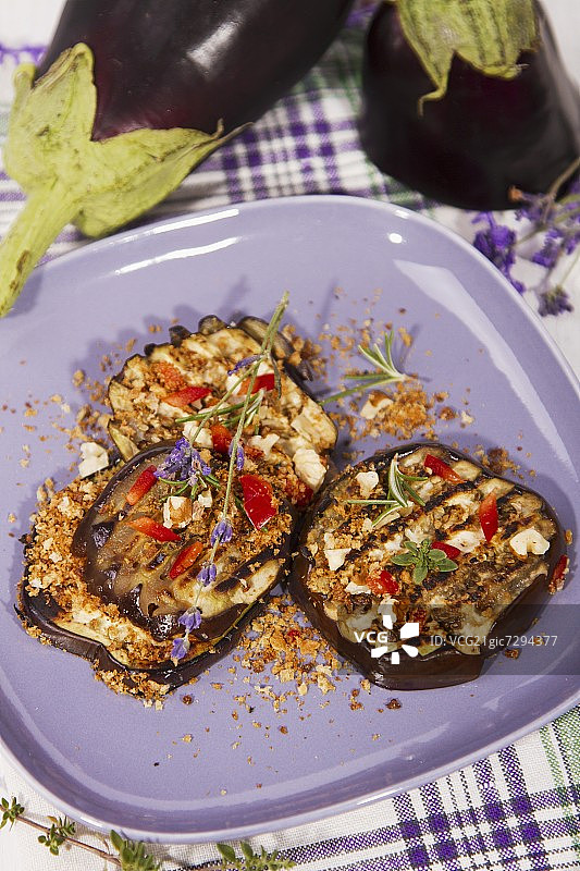 烤茄子配香辣碎屑图片素材