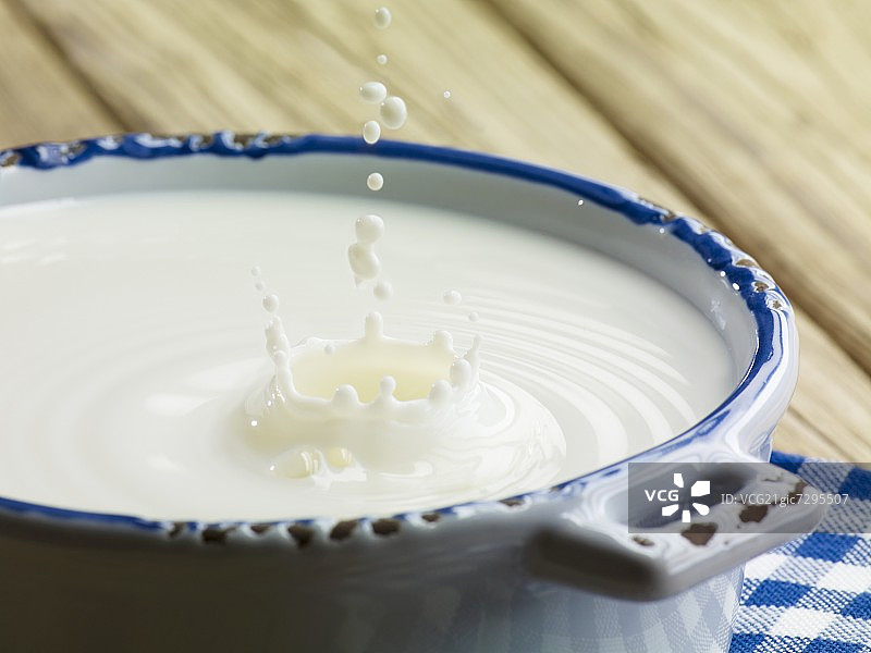 碗中溅出的牛奶图片素材