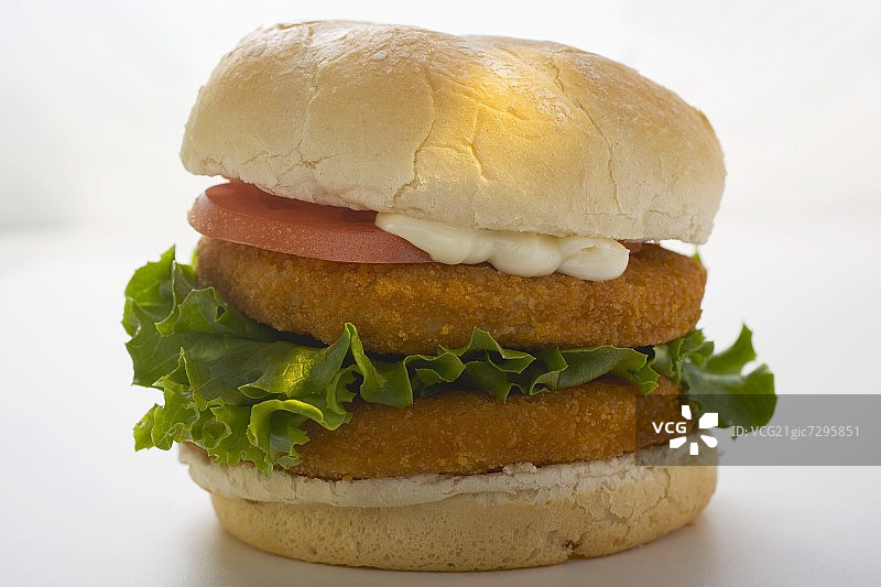 双层鸡肉汉堡配番茄、蛋黄酱和生菜图片素材